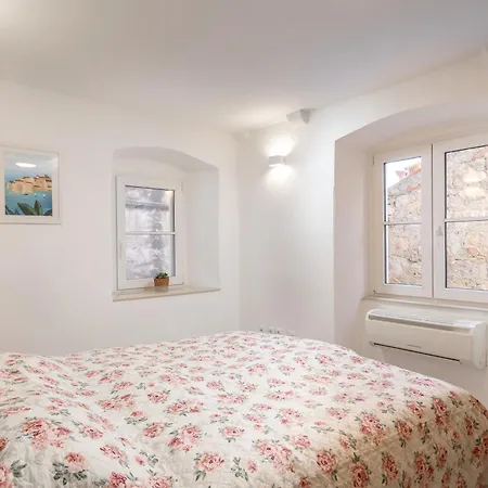 Vikendica Whispering Views House Old Town