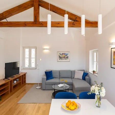 Vikendica Whispering Views House Old Town